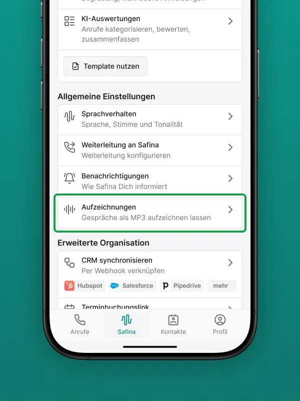 Screenshot der Safina AI App-Einstellungen. Die Option "Aufzeichnungen" (Gespräche als MP3 aufzeichnen lassen) ist grün hervorgehoben. Darüber befinden sich allgemeine Einstellungen wie Sprachverhalten, Weiterleitung an Safina und Benachrichtigungen. Darunter sind erweiterte Organisationsoptionen wie CRM synchronisieren und Terminbuchungslink sichtbar. Zeigt die Funktion zur Audioaufnahme von Anrufen der Safina AI Telefonzentrale.