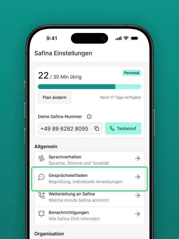 Screenshot der Safina AI App-Einstellungen. Zeigt den Minutenverbrauch (22/30 Min übrig im Basic-Tarif) und die eigene Safina-Nummer. Die Option "Gesprächsleitfaden" (Begrüßung, individuelle Anweisungen) ist grün hervorgehoben. Darüber und darunter sind allgemeine Einstellungen wie Sprachverhalten, Weiterleitung an Safina und Benachrichtigungen sichtbar. Visualisiert den Einstiegspunkt zur Anpassung der KI-Anrufassistenz.