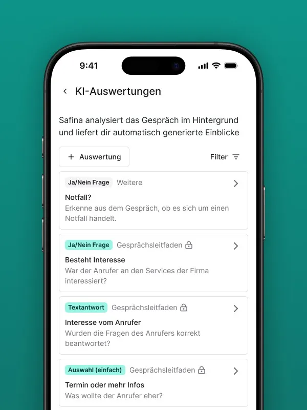 Screenshot der "KI-Auswertungen" Seite in der Safina AI App. Erklärt, dass Safina Gespräche im Hintergrund analysiert. Zeigt verschiedene vordefinierte Auswertungen wie "Notfall?", "Besteht Interesse" und "Interesse vom Anrufer" mit zugehörigen Fragetypen (Ja/Nein Frage, Textantwort). Eine "Auswertung hinzufügen" Option und Filter sind ebenfalls sichtbar. Demonstriert die automatische Gesprächsanalyse und das Reporting von Safina AI.