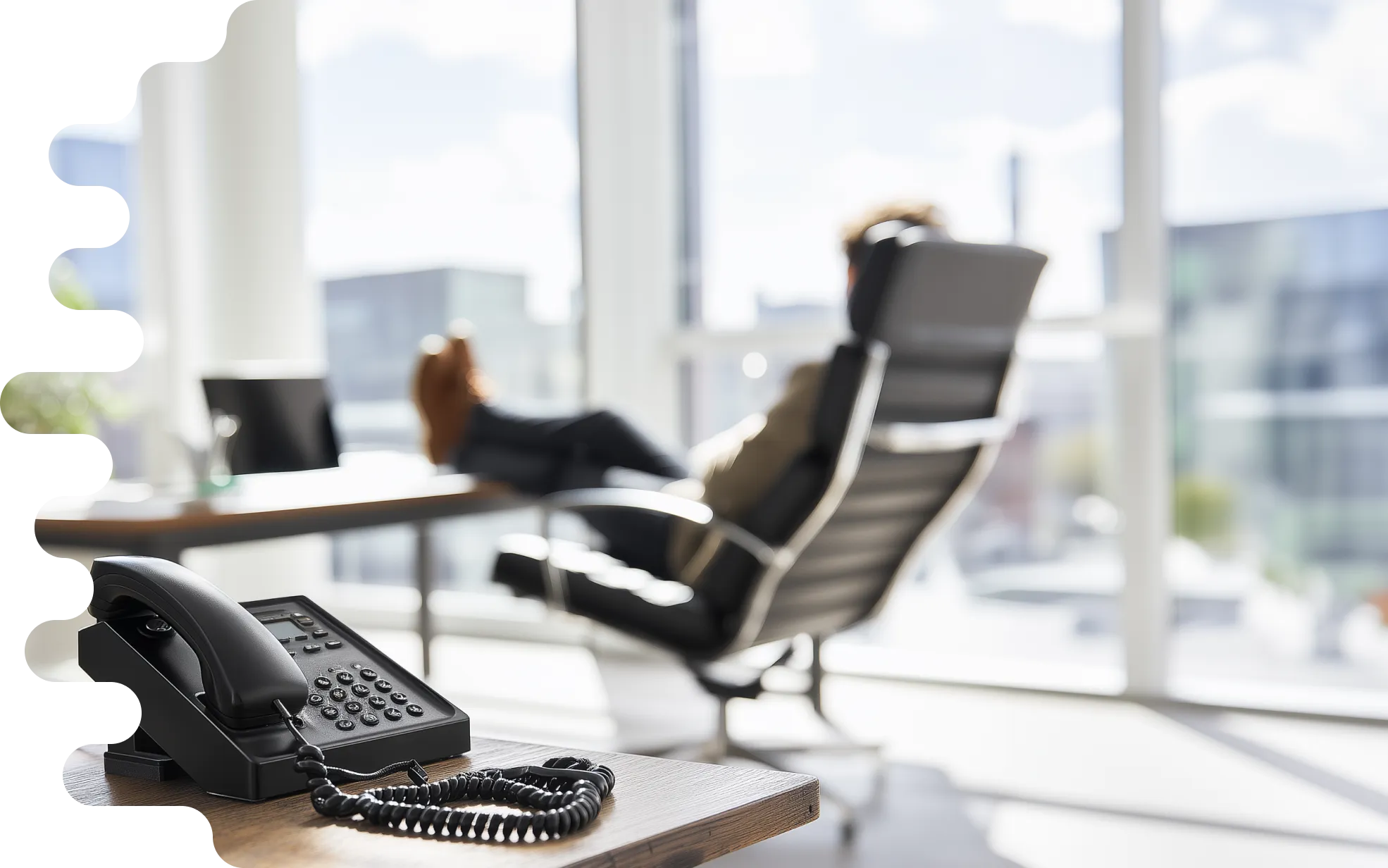 Entspannter Unternehmer im Büro mit Telefon auf dem Schreibtisch