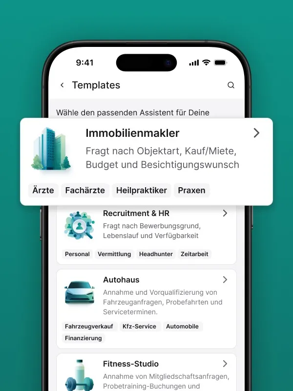 Smartphone-Bildschirm mit der Vorlagenübersicht einer Assistenten-App. Die Vorlage ‚Immobilienmakler‘ ist hervorgehoben. Beschreibung: Fragt nach Objekttyp, Kauf oder Miete, Budget und Besichtigungswunsch. Darunter Schlagworte: Ärzte, Fachärzte, Heilpraktiker, Praxen. Weitere Vorlagen wie ‚Recruitment & HR‘, ‚Autohaus‘ und ‚Fitness-Studio‘ sind im Hintergrund sichtbar.