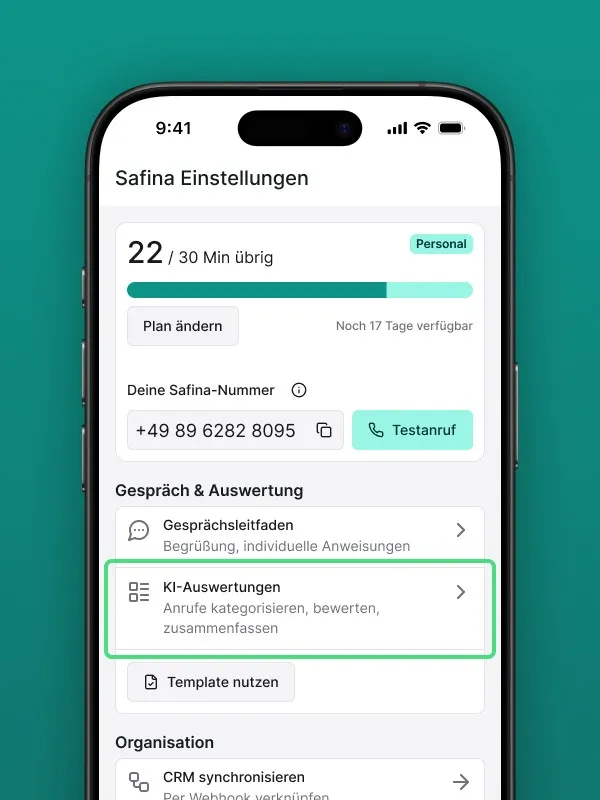  Screenshot der Safina AI App-Einstellungen. Zeigt den Minutenverbrauch (22/30 Min übrig im Basic-Tarif) und die eigene Safina-Nummer. Die Option "KI-Auswertungen" (Anrufe kategorisieren, bewerten, zusammenfassen) ist grün hervorgehoben. Darüber und darunter sind Optionen wie Gesprächsleitfaden und Template nutzen sichtbar. Visualisiert den Zugang zu den intelligenten Gesprächsanalysen der Safina AI Telefonzentrale.