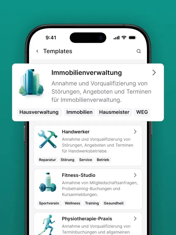 Smartphone-Screenshot einer App-Oberfläche für KI-gestützte Telefonassistenten in der Immobilienverwaltung. Im Vordergrund das Template „Immobilienverwaltung“ mit Icon von Hochhäusern und Bäumen, Beschreibung zur Annahme und Vorqualifizierung von Störungen, Angeboten und Terminen. Darunter strukturierte Schlagworte wie „Hausverwaltung“, „Immobilien“, „Hausmeister“ und „WEG“. Weitere Templates für Handwerker, Fitness-Studio und Physiotherapie-Praxis sind sichtbar. Keywords: KI-Dialog, Hausverwaltung, Immobilienverwaltung, Telefonassistent, Störungsmeldung, strukturierte Prompts, Safina, Branchen-Templates, Prozessoptimierung.