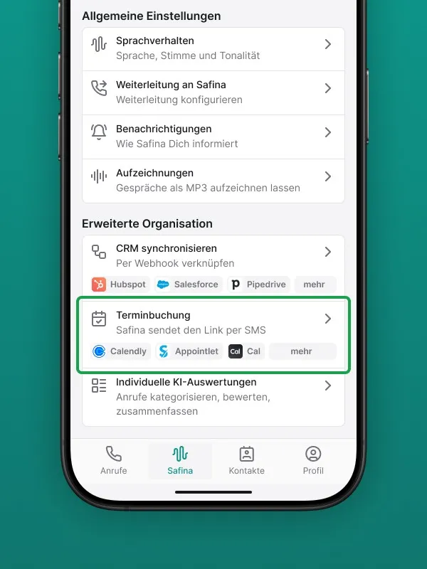 Screenshot der Safina AI App-Einstellungen unter "Erweiterte Organisation". Die Option "Terminbuchungslink" (Safina sendet den Link per SMS) ist grün hervorgehoben und zeigt Logos von unterstützten Kalender-Tools wie Calendly und Appointlet. Darüber sind CRM-Synchronisierungsoptionen sowie allgemeine Einstellungen (Sprachverhalten, Weiterleitung, Benachrichtigungen, Aufzeichnungen) sichtbar. Zeigt die Integration von Terminbuchungssystemen in die Safina AI Telefonzentrale.