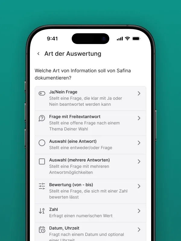 Screenshot der "Art der Auswertung" Seite in der Safina AI App. Fragt "Welche Art von Information soll von Safina dokumentieren?". Bietet Optionen für verschiedene Fragetypen zur Datenerfassung: Ja/Nein Frage, Frage mit Freitextantwort, Auswahl (eine Antwort), Auswahl (mehrere Antworten), Bewertung (von-bis), Zahl und Datum, Uhrzeit. Visualisiert die Anpassungsmöglichkeiten für die automatische Informationserfassung und Anrufzusammenfassungen durch Safina AI.