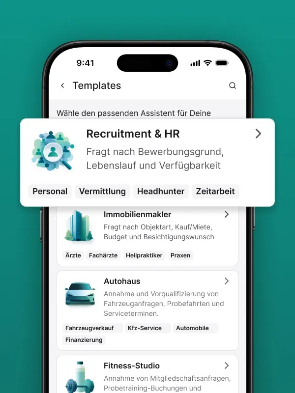 Smartphone-Bildschirm mit der Vorlagenübersicht einer Assistenten-App. Die Vorlage ‚Recruitment & HR‘ ist hervorgehoben. Beschreibung: Fragt nach Bewerbungsgrund, Lebenslauf und Verfügbarkeit. Darunter Schlagworte: Personal, Vermittlung, Headhunter, Zeitarbeit. Weitere Vorlagen wie ‚Immobilienmakler‘, ‚Autohaus‘ und ‚Fitness-Studio‘ sind im Hintergrund sichtbar.