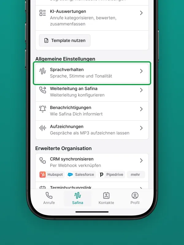 Screenshot der Safina AI App-Einstellungen. Die Option "Sprachverhalten" (Sprache, Stimme und Tonalität) ist grün hervorgehoben. Darüber und darunter sind weitere allgemeine Einstellungen wie Weiterleitung an Safina, Benachrichtigungen und Aufzeichnungen, sowie erweiterte Organisationsoptionen (CRM synchronisieren, Terminbuchungslink) sichtbar. Visualisiert den Zugang zu den Anpassungsoptionen für die KI-Stimme der Safina AI Telefonzentrale.