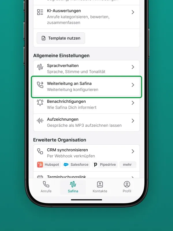 Screenshot der Safina AI App-Einstellungen. Die Option "Weiterleitung an Safina" (Weiterleitung konfigurieren) ist grün hervorgehoben. Weitere allgemeine Einstellungen wie Sprachverhalten, Benachrichtigungen und Aufzeichnungen, sowie erweiterte Organisationsoptionen (CRM synchronisieren, Terminbuchungslink) sind sichtbar. Zeigt die Konfigurationsmöglichkeiten der Anrufweiterleitung an die Safina AI Telefonzentrale.