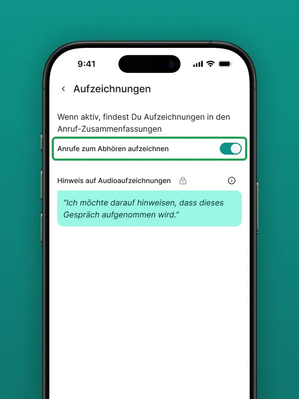 Screenshot der "Aufzeichnungen" Einstellungen in der Safina AI App. Ein Schalter für "Anrufe zum Abhören aufzeichnen" ist grün aktiviert. Darunter befindet sich ein Bereich "Hinweis auf Audioaufzeichnungen" mit einem Beispieltext "Ich möchte darauf hinweisen, dass dieses Gespräch aufgenommen wird." Dies zeigt die Konfiguration der Anrufaufzeichnungsfunktion und den obligatorischen Hinweis für die Safina AI Telefonzentrale.
