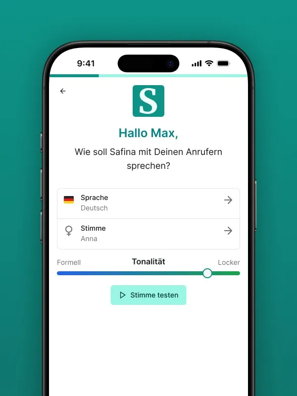 Screenshot der Safina AI App-Einstellungen zur Personalisierung der Anrufstimme. Zeigt Optionen für Sprache (Deutsch) und Stimme (Anna), sowie einen Schieberegler zur Anpassung der Tonalität von "Formell" zu "Locker". Ein "Stimme testen" Button ist ebenfalls sichtbar. Demonstriert die individuelle Anpassung des Sprachverhaltens der Safina AI Telefonzentrale.