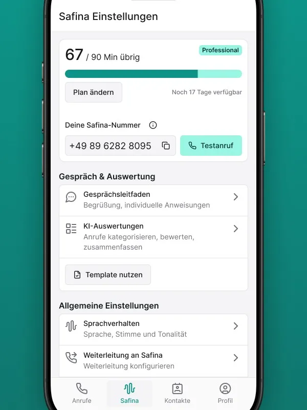 Screenshot der Safina AI App Übersicht: Safina Einstellungen. Zeigt den aktuellen Minutenverbrauch (67 von 90 Min übrig) im Pro-Tarif, die eigene Safina-Telefonnummer (+49 89 6282 8095) mit Testanruf-Option. Darunter Sektionen für Gespräch & Auswertung (Gesprächsleitfaden, KI-Auswertungen, Template nutzen) und Allgemeine Einstellungen (Sprachverhalten, Weiterleitung an Safina). Visualisiert das Dashboard zur Verwaltung der Safina AI Telefonzentrale für KMU.