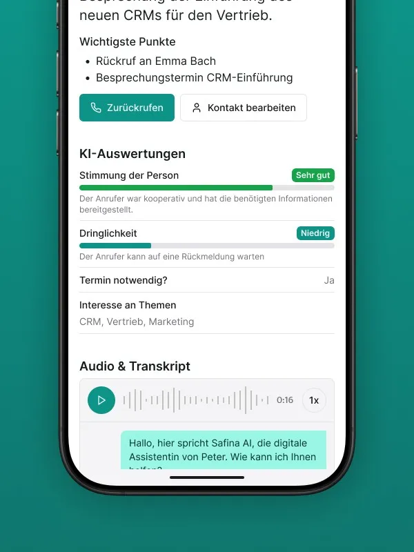 Screenshot der detaillierten Anrufzusammenfassung in der Safina AI App. Zeigt "Wichtigste Punkte" (Rückruf, Besprechungstermin CRM-Einführung) und KI-Auswertungen wie Stimmung der Person (Sehr gut), Dringlichkeit (Niedrig), Termin notwendig (Ja) und Interesse an Themen (CRM, Vertrieb, Marketing). Darunter ist der Bereich "Audio & Transkript" mit einem Audio-Player und einem Teil des Gesprächstranskripts ("Hallo, hier spricht Safina AI, die digitale Assistentin von Peter. Wie kann ich Ihnen...") sichtbar. Visualisiert die umfassende Anruf-Analyse und Dokumentation durch die Safina AI Telefonzentrale.